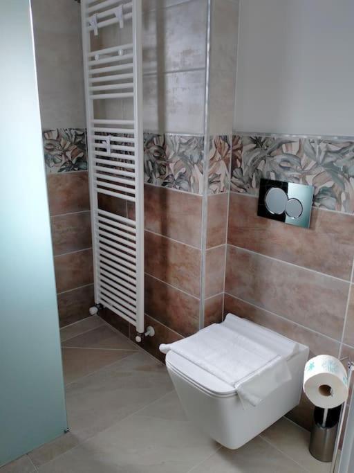 Suite Room Malpensa B&B Cardano Al Campo Bagian luar foto
