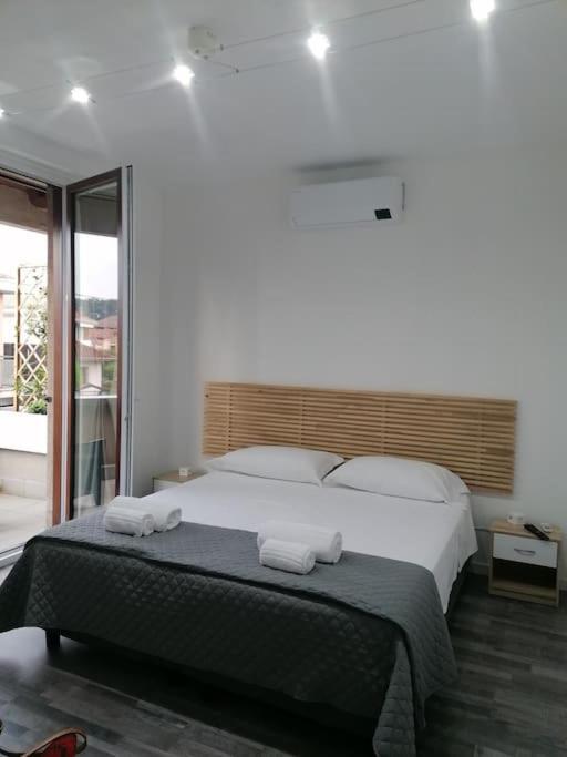 Suite Room Malpensa B&B Cardano Al Campo Bagian luar foto